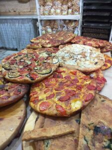 Bari street food experience : La focaccia barese 